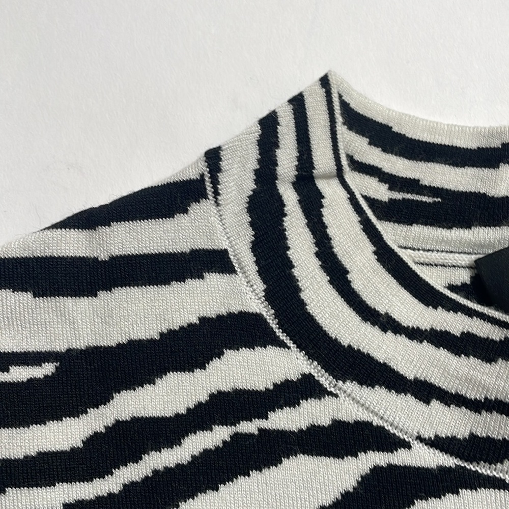 THEORY “Bering Zebra Print Tee” - Picture 5 of 7
